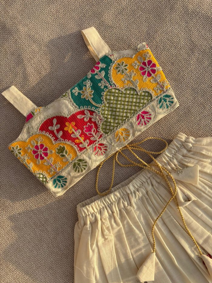Girls Off-White Floral Embroidered Lehenga Choli Set - Image 3