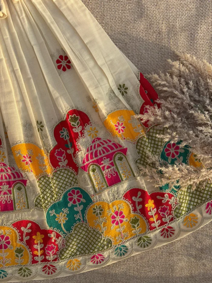 Girls Off-White Floral Embroidered Lehenga Choli Set - Image 4